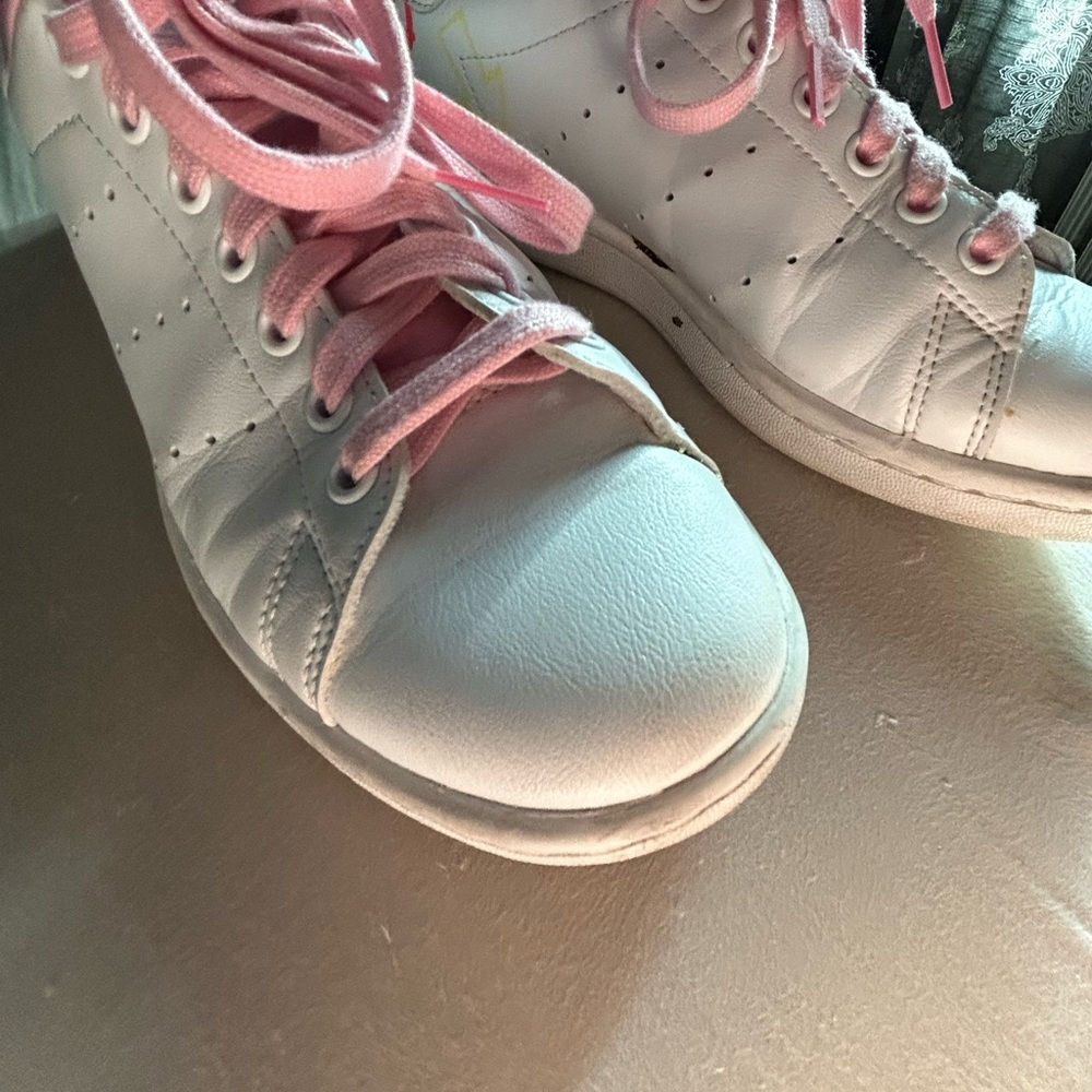 Adidas White and Pink Sneakers with Minimalist Design - Picture 3 of 8